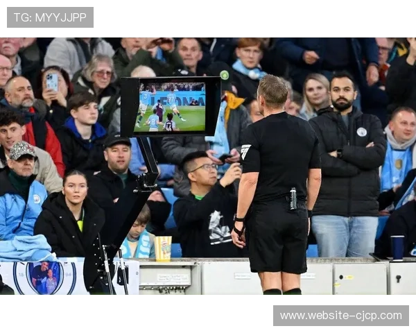 热刺争议进球瞬间,瓜迪奥拉场边抗议判罚 热刺争议进球瞬间,瓜迪奥拉场边抗议判罚