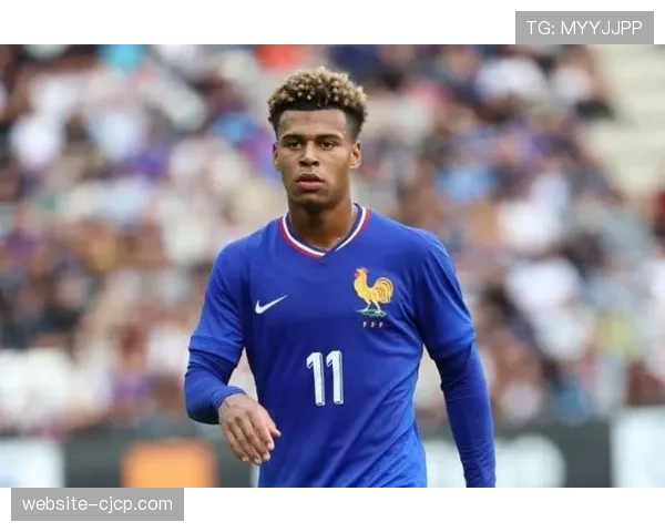 杜埃第11分钟折射进球，巴黎圣日耳曼早早取得领先优势